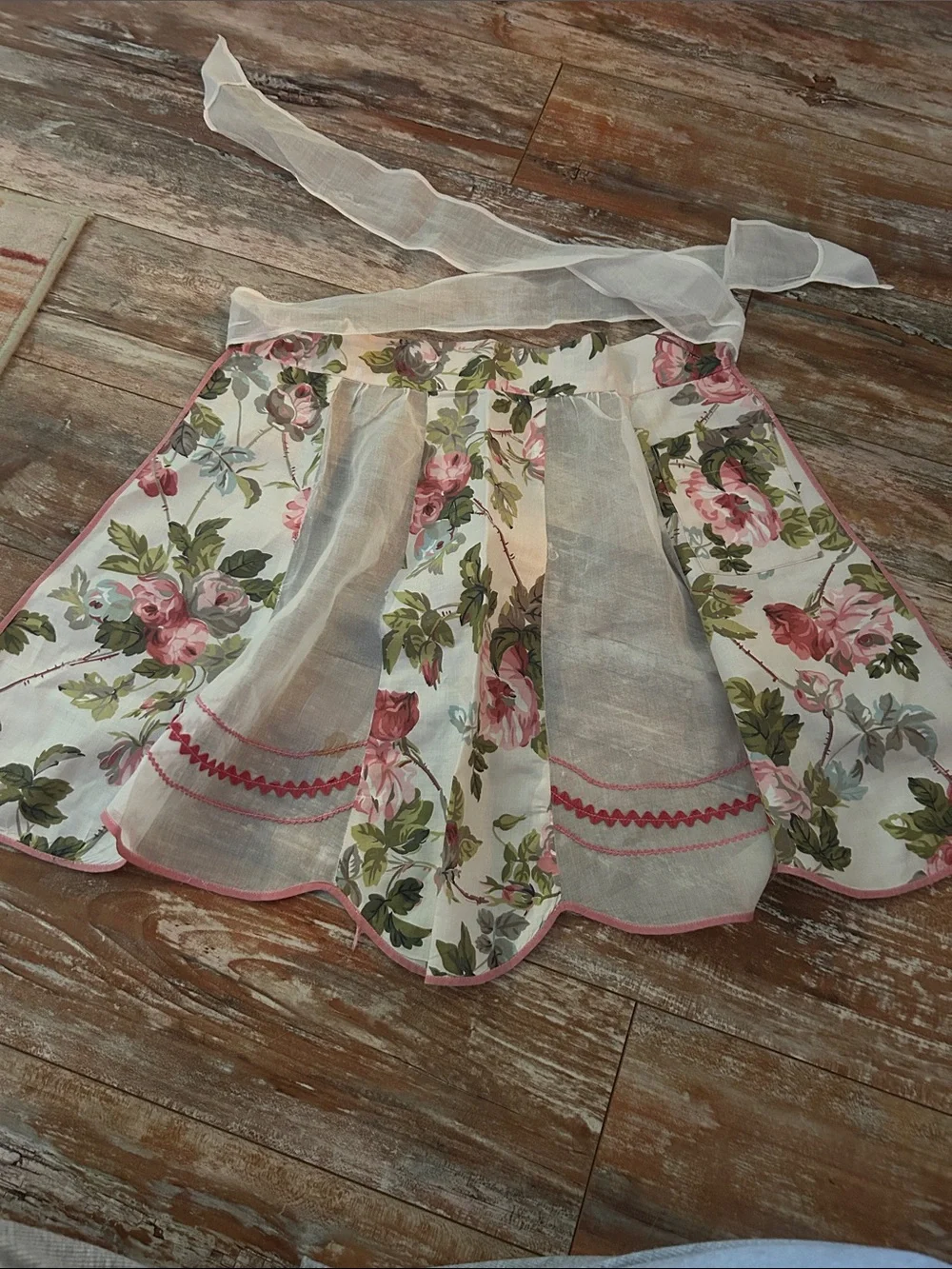 Vintage Floral Scalloped Half Apron with Pink Trim